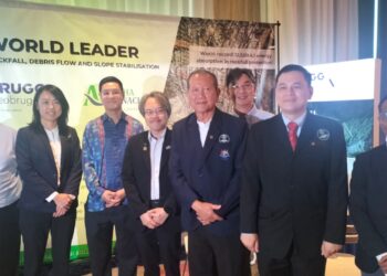 ZAIRIL Khir Johari (tiga dari kiri) ketika menghadiri seminar 'Geotechnical Engineering' di George Town, Pulau Pinang hari ini.