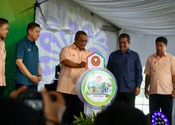 MUHAMMAD Sanusi Md. Nor melakukan gimik perasmian ketika merasmikan Hari Peladang, Penternak dan Nelayan Negeri Kedah 2025 di Taman Jubli Emas, Alor Setar hari ini. - UTUSAN/ SHAHIR NOORDIN