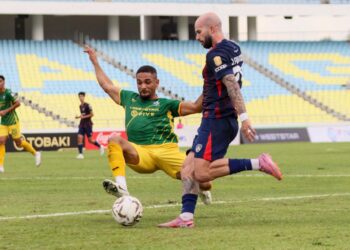 PEMAIN Johor Darul Ta’zim (JDT), Joao Figueiredo (kanan) diasak oleh pemain Imigresen FC (IFC), Pedro Santos Filho dalam saingan Liga Super di Stadium Negeri Batu Kawan, Pulau Pinang hari ini.-UTUSAN/DANIAL SAAD