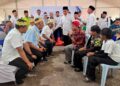 FARIZAL Johari (duduk, tiga dari kanan) ketika mengucap dua kalimah syahadah bersama dua anak saudaranya di Rancangan Penempatan Semula (RPS) Sungai Bilut di Raub, Pahang.
