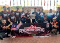 ARHAM ABDULLAH (tengah) bergambar bersama warga UMK yang menjayakan ekspedisi jiwa merdeka di UMK Kampus Bachok, Kelantan hari ini.  UTUSAN/TOREK SULONG