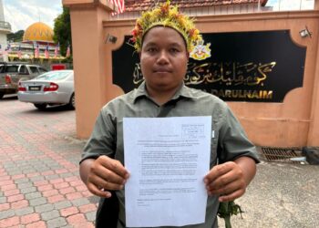 NOR Mohd. Syafiq Dendi Abdullah menunjukkan surat memorandum untuk diserahkan kepada kerajaan negeri pada Himpunan Amal Kismis Minda di hadapan Kompleks Kota Darulnaim di Kota Bharu, Kelantan hari ini.- UTUSAN/ ROSLIZA MOHAMED.