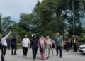 IBU Allahyarham, Ummu Haiman Bee Daulatgun diiringi peguamnya dan polis selepas selesai proses  penggalian semula kubur Syamsul Haris Shamsudin.