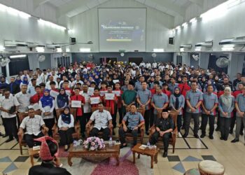 RAHMAD Mariman (dua, kiri) melancarkan Program Gerakan Anti Buli Murid Asrama (GAMA) di Sekolah Menengah Sains Muzaffar Syah, Ayer Keroh di sini, malam tadi. - UTUSAN/AMRAN ALI