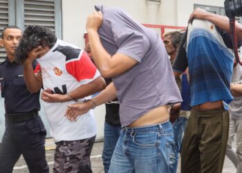 LIMA sahabat dihadapkan ke Mahkamah Majistret George Town, Pulau Pinang hari ini atas empat pertuduhan berasingan iaitu mengedar dan memiliki dadah jenis kanabis, dua minggu lalu.-UTUSAN/DANIAL SAAD
