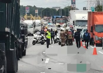 SEORANG penunggang motosikal maut dalam satu kemalangan melibatkan tiga buah kenderaan termasuk treler di Kilometer 140.8, Lebuhraya Utara Selatan (arah utara) berhampiran Perai, Pulau Pinang.-GAMBAR/JBPM PULAU PINANG