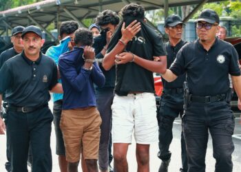 EMPAT lelaki dibawa ke Mahkamah Sesyen Seremban hari ini bagi berdepan pertuduhan merogol seorang kanak-kanak perempuan dalam kejadian di sebuah rumah di Bahau, Jempol, minggu lalu. - UTUSAN/MOHD. SHAHJEHAN MAAMIN