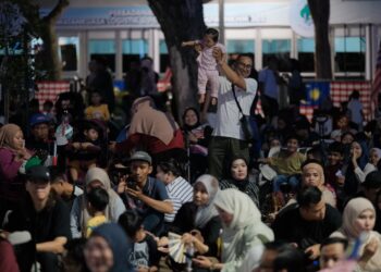 Hari Kebangsaan 2025: Orang awam mula banjiri Dataran Putrajaya seawal 8 malam. - UTUSAN/FAI ALIF ZUBIR