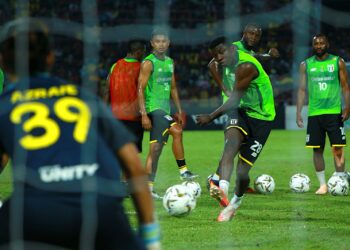 KEHADIRAN Jordan Mintah bersama pasukan Kuching City FC pada perlawanan Liga Super menentang Negeri Sembilan FC di Stadium Tuanku Abdul Rahman, Paroi, semalam.-UTUSAN/MOHD. SHAHJEHAN MAAMIN.