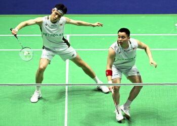 AARON Chia dan Soh Wooi Yik terpaksa akur tewas kepada pasangan dari India, Satwiksairaj Rankireddy dan Chirag Shetty dengan keputusan straight set dalam perlawanan suku akhir beregu lelaki Kejohanan Badminton Dunia BWF di Arena Adidas, Paris.-AFP