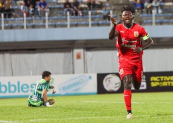 KAPTEN Kelantan TRW, Ifedayo Olusegun (kanan) meraikan jaringan pembukaan pasukannya selepas menewaskan penjaga gawang Penang FC, Mohd Khairulazhan Mohd Khalid dalam saingan Liga Super di Stadium Bandaraya, Pulau Pinang malam ini.-UTUSAN/DANIAL SAAD