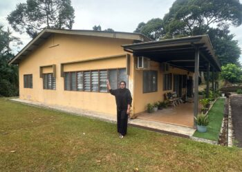 FARAHWAHIDA Ahmad menunjukkan rumah selepas kejadian gempa bumi yang keenam di Segamat, Johor.