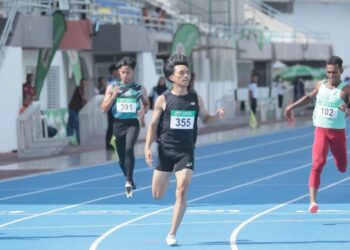 PENGIRAN Aidil Auf Hajam (depan) mengatasi pelari dari Singapura untuk mengungguli acara 200m dengan cacatan masa 21.42s dalam Kejohanan Olahraga Terbuka Malaysia di Stadium Tuanku Syed Putra, Kangar, Perlis.-UTUSAN/IZLIZAN OTHMAN