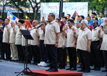 AMINUDDIN Harun mengetuai bacaan ikrar Rukun Negara pada Majlis Sambutan Hari Kebangsaan Ke-68 Tahun 2025 Peringkat Negeri Sembilan di Padang MBS hari ini.-UTUSAN/MOHD. SHAHJEHAN MAAMIN.