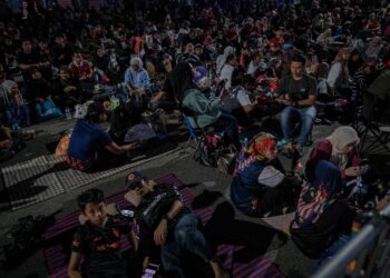 DATARAN Putrajaya mula dipenuhi orang ramai 'bermalam' sempena Hari Kebangsaan 2025. - UTUSAN/FAIZ ALIF ZUBIR