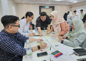 PESERTA bekerjasama dalam cabaran pembinaan pasukan bagi memupuk kreativiti, komunikasi dan kepimpinan melalui latihan pembelajaran pengalaman oleh Pepper Labs.