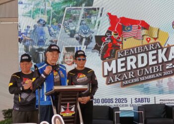 AHMAD Zahid Hamidi hadir ke Program Kembara Merdeka Akar Umbi di Perhentian Bas Simpang Pertang, di sini, hari ini. - UTUSAN/NOR AINNA HAMZAH