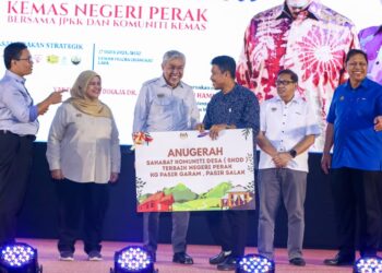 AHMAD Zahid Hamidi menyampaikan Anugerah Sahabat Komuniti Desa Terbaik Negeri Perak pada Program Santunan Desa di Seberang Perak, Pasir Salak hari ini. - UTUSAN/MUHAMAD NAZREEN SYAH MUSTHAFA
