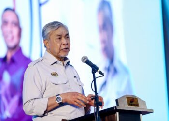 AHMAD Zahid Hamidi berucap pada Program Santunan Desa di Seberang Perak, Pasir Salak hari ini. - UTUSAN/MUHAMAD NAZREEN SYAH MUSTHAFA