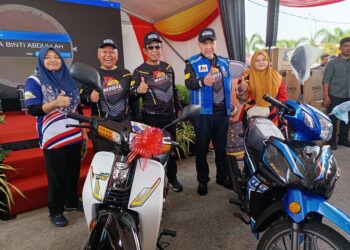 AHMAD Zahid Hamidi (dua dari kanan) menyempurnakan Program Kembara Merdeka Akar Umbi di Perhentian Bas Simpang Pertang, Negeri Sembilan. - UTUSAN/NOR AINNA HAMZAH