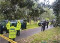 ANGGOTA polis mengawasi kawasan tanah perkuburan Zara Qairina Mahathir di Sipitang, semalam. – MINGGUAN/ALLEN MAJAWAN