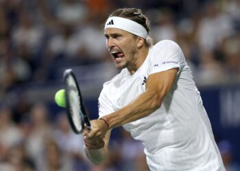 Alexander Zverev dari Jerman membalas pukulan kepada pemain dari Australia, Alexei Popyrin semasa Terbuka Toronto di Stadium Sobeys di Kanada, hari ini. - AFP