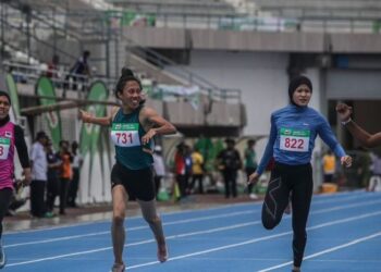 ZAIDATUL Husniah Zulkifli (dua dari kiri) mengekalkan status ratu pecut negara apabila menjuarai acara 100 meter Kejohanan Olahraga Terbuka Malaysia di Kangar, kelmarin. - MINGGUAN/IZLIZAN OTHMAN