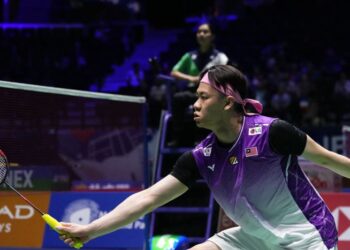 Lee Zii Jia mengambil  hantaran pemain Korea Selatan, Jeon Hyeok Jin dalam saingan perseorangan Kejohanan Dunia BWF 2025 di Paris, kelmarin. - AFP