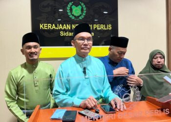 MOHD. Shukri Ramli (dua dari kiri) dalam sidang akhbar selepas sidang Dewan Undangan Negeri (DUN) Perlis di Kangar, Perlis hari ini. -UTUSAN/ASYRAF MUHAMMAD