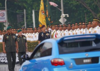 SULTAN Ibrahim diiringi Raja Permaisuri, Raja Zarith Sofiah berkenan berangkat pada Sambutan Hari Kebangsaan 2025 di Putrajaya. - UTUSAN/FAISOL MUSTAFA