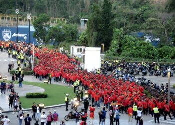 Penyokong Selangor FC dengan berpakaian merah berarak masuk ke stadium  bagi menyaksikan perlawanan Sumbangsih bagi merebut Piala Sultan Haji Ahmad Shah di Stadium Sultan Ibrahim, Iskandar Puteri disini. UTUSAN/RAJA JAAFAR ALI