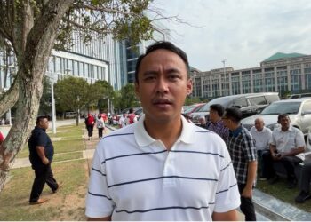 MOHD. SHARIZAL Semsuddin ketika ditemui pemberita di pekarangan Istana Kehakiman, Putrajaya, hari ini. - UTUSAN/AIDIEL ZABIDI