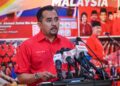 ASYRAF Wajdi Dusuki ketika ditemui pemberita selepas Mesyuarat Ahli Majlis Kerja Tertinggi (MKT) UMNO di Menara Dato’ Onn, Pusat Dagangan Dunia Kuala Lumpur di sini hari ini. - UTUSAN/SYAKIR RADIN