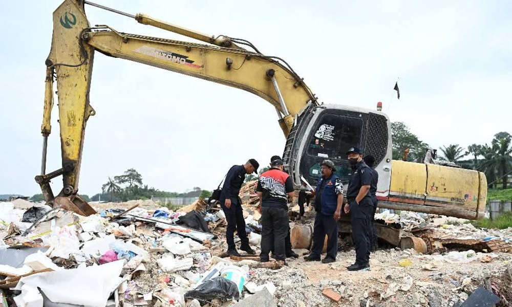 Sembilan tapak lupus sampah haram diserbu, jentera disita