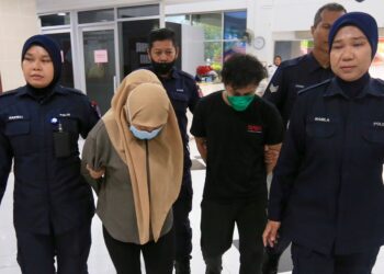 MOHAMMAD Saiful Ikhwan Abdul Rahman (dua dari kanan) dan Nor Azila Sharif Ahmad (dua dari kiri) ketika  dibawa ke Mahkamah Seksyen Kuala Terengganu, Terengganu. - UTUSAN/PUQTRA HAIRRY