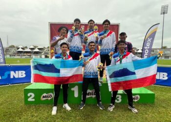 KUARTET Sabah acara 4x100 lelaki bawah 18 tahun berjaya memenangi pingat emas dan memecahkan rekod kejohanan pada MSSM Kali Ke-65 di Stadium Tuanku Syed Putra, Kangar, Perlis hari ini. -UTUSAN/ASYRAF MUHAMMAD