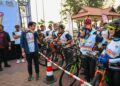 ADAM Adli Abdul Halim (kiri) beramah mesra bersama peserta pada program Cycling Tour ASEAN Solidarity 2025 di Dataran Batu Buruk, Kuala Terengganu, Terengganu hari ini. - UTUSAN/PUQTRA HAIRRY