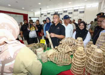 ADLY Zahari melawat pameran pada program Veteran Desa Madani (VDM) daerah Sungai Siput hari ini. - UTUSAN/MUHAMAD NAZREEN SYAH MUSTHAFA