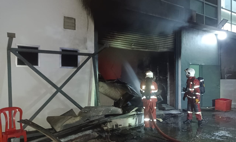 Kilang proses ayam, daging musnah terbakar