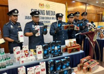 WAN NORIZAN Wan Daud (tengah) menunjukkan rampasa 2,402,000 batang rokok putih dan kretek pelbagai jenama bernilai dan bercukai dianggarkan berjumlah RM2,077,724 di Kompleks Kastam, Kelana Jaya, hari ini.