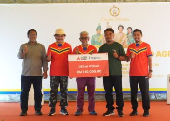 TENGKU Ahmad Badli Shah Raja Hussin (tengah) menyerahkan geran iTEKAD berjumlah RM100,000 kepada
wakil peserta bagi tanaman nanas MD2 dengan kerjasama bersama Aqina Fruits Sdn. Bhd.