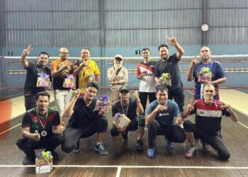 SEBAHAGIAN peserta bergambar sempena Kejohanan Badminton Tertutup Staf Awam Rejimen 512 Askar Wataniah (AW) di Dewan DS Sport, Wakaf Mempelam, Kuala Terengganu, baru-baru ini.