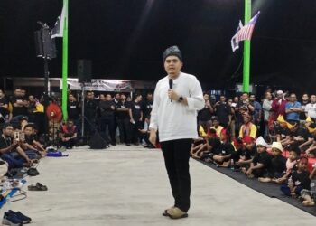 DR. MUHAMAD Akmal Saleh semasa Perhimpunan Pemuda UMNO Terengganu sempena sambutan ulang tahun ke-76 pergerakan itu di Dewan Terbuka Astaka Jerteh, Besut, Terengganu. - UTUSAN/WAN ZURATIKAH IFFAH WAN ZULKIFLI
