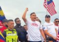 Dr. Akmal Salleh ketika mengetuai perhimpunan bantahan terhadap Jalur Gemilang yang dipasang terbalik oleh  pemilik sebuah premis perniagaan di Pulau Pinang semalam.