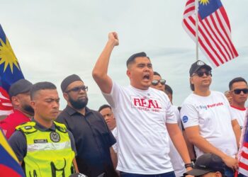 Dr. Akmal Salleh ketika mengetuai perhimpunan bantahan terhadap Jalur Gemilang yang dipasang terbalik oleh  pemilik sebuah premis perniagaan di Pulau Pinang semalam.