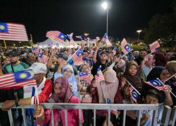 ORANG ramai yang menghadiri  Sambutan Ambang Kemerdekaan peringkat negeri Perak tahun 2025 di Bulatan Sultan Azlan Shah di Ipoh hari ini. - UTUSAN/MUHAMAD NAZREEN SYAH MUSTHAFA
