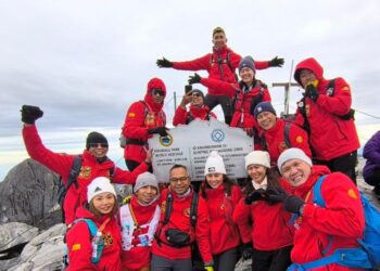 KAKITANGAN AmBank menawan puncak Gunung Kinabalu.