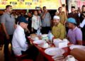 AMIR Raja Lawak (kanan) memperkata sesuatu kepada Anwar  Ibrahim (kiri) dan Mohd. Nasuruddin Daud (dua dari kanan) yang meluangkan masa singgah di kedainya di Medan Selera Stadium Sultan Muhammad IV, Kota Bharu, Kelantan hari ini. - UTUSAN/KAMARUL BISMI KAMARUZAMAN