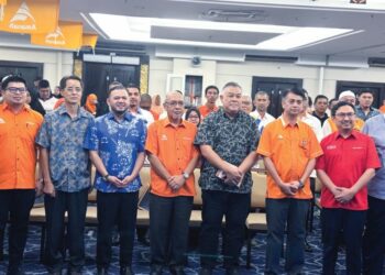 MUHAMMAD Faiz Fadzil (dua dari kanan) bergambar bersama kepemimpinan UMNO dan PH Perlis serta perwakilan Amanah pada majlis perasmian serentak mesyuarat Agung Tahunan Amanah 2025 di Kangar, Perlis baru-baru ini. – UTUSAN/MOHD. HAFIZ ABD. MUTALIB