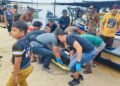 ANGGOTA keselamatan mengangkat mayat mangsa lemas selepas bot fiber dinaiki terbalik dipercayai dipukul ombak besar dan angin kencang di perairan Kuala Merchang, Marang, Terengganu.